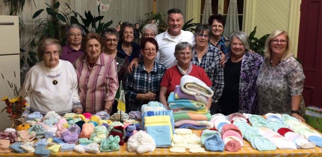 cercle-des-fermieres-2016-10-11-b Le président de IISF, M. Mario Brûlé, lors de sa visite au Cercle de Fermières de St-Charles-de-Mandeville, lors de la remise du don de pièces de tricot pour les mères et nouveau-nés de Thiaré au Sénégal.