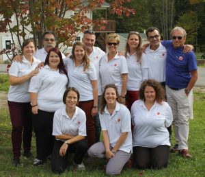 L'équipe IISF responsable dela formation. Debout, de gauche à droite : Manon Richard, Marc Robinson Côté, Karine Laflamme, Annie White-Gosselin, Mario Brûlé, Aline Gagnon, Urszula Szychowska, Waël Issa et Dr Gérald Dion. Devant, à genoux : Roxane Aubé, Marina Bureau et Marie-Claude White-Gosselin